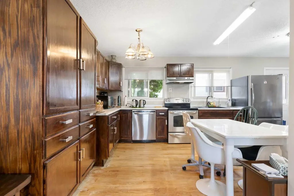 87 Hillgrove Drive SW Calgary AB T2V 3L8