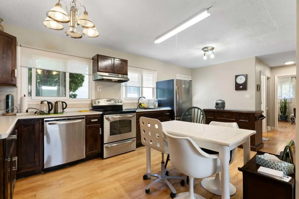 87 Hillgrove Drive SW Calgary AB T2V 3L8