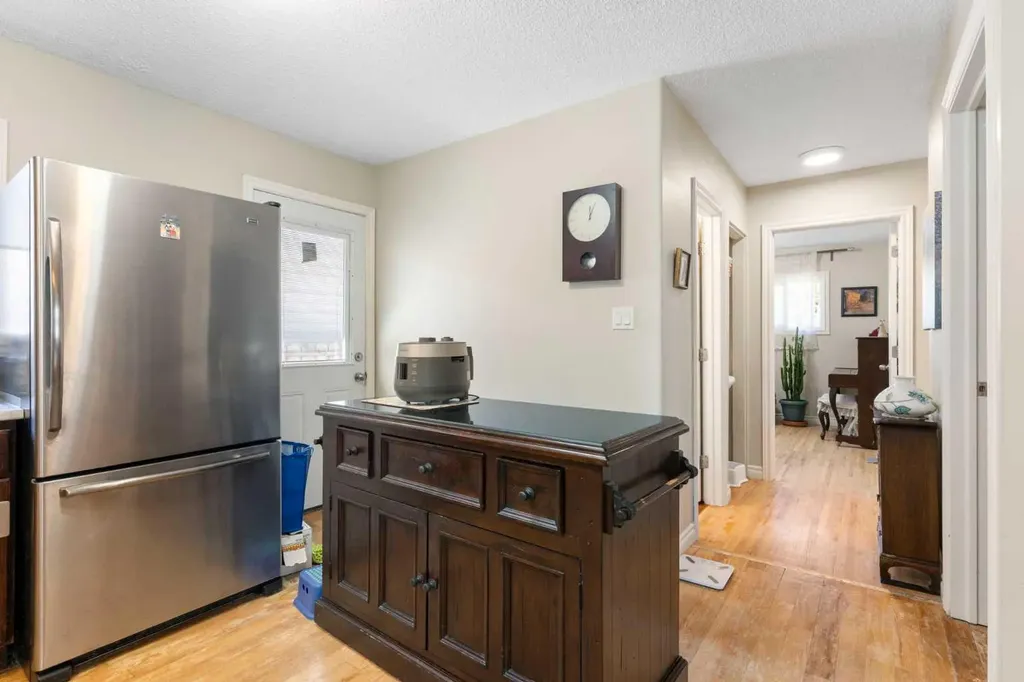 87 Hillgrove Drive SW Calgary AB T2V 3L8