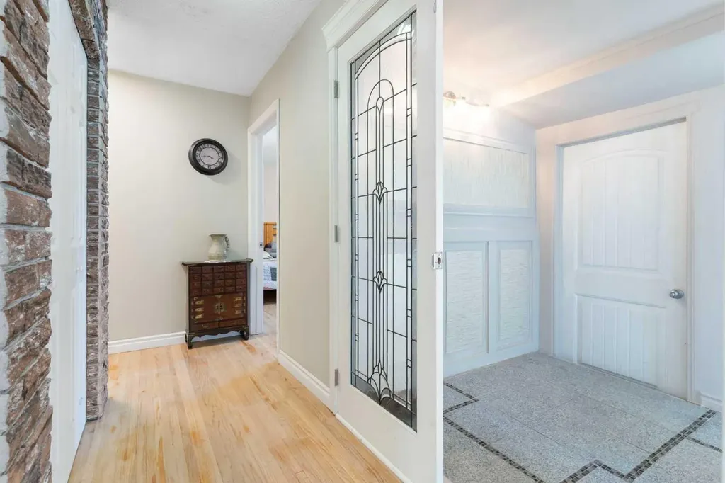 87 Hillgrove Drive SW Calgary AB T2V 3L8