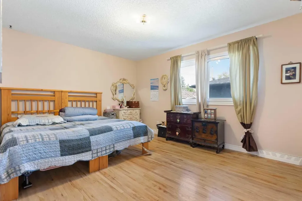 87 Hillgrove Drive SW Calgary AB T2V 3L8