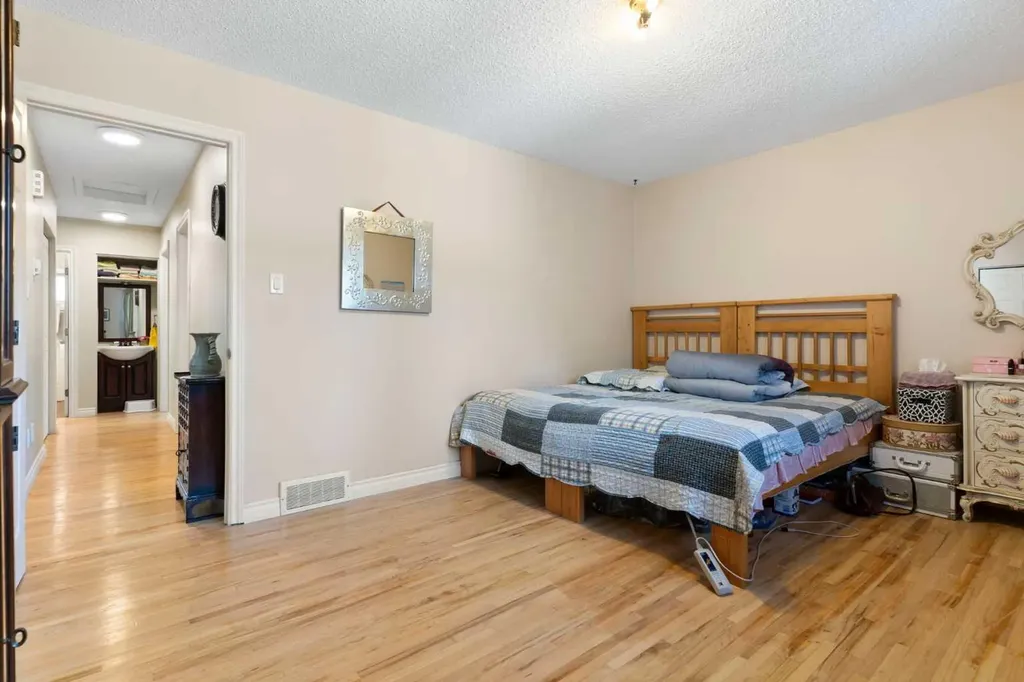 87 Hillgrove Drive SW Calgary AB T2V 3L8