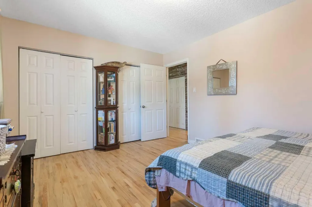 87 Hillgrove Drive SW Calgary AB T2V 3L8
