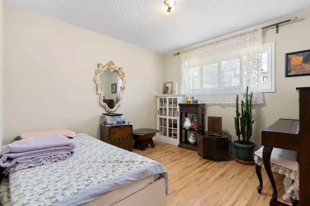 87 Hillgrove Drive SW Calgary AB T2V 3L8