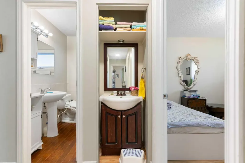 87 Hillgrove Drive SW Calgary AB T2V 3L8