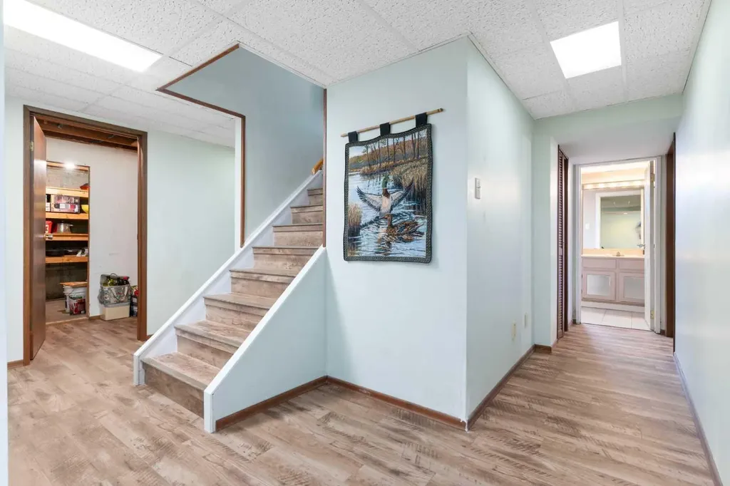 87 Hillgrove Drive SW Calgary AB T2V 3L8