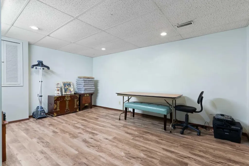 87 Hillgrove Drive SW Calgary AB T2V 3L8