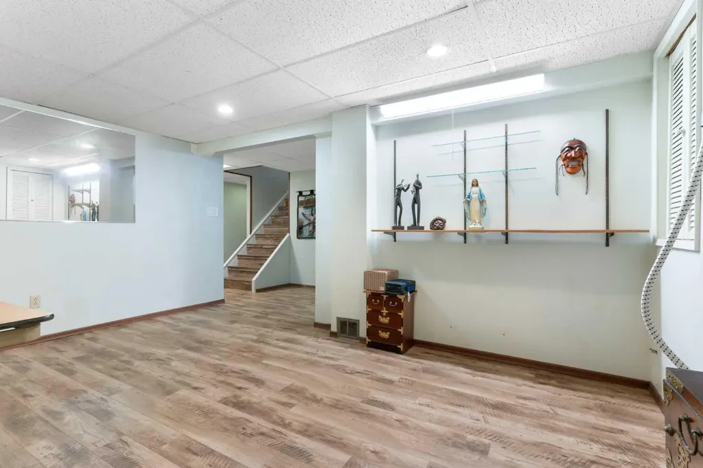 87 Hillgrove Drive SW Calgary AB T2V 3L8
