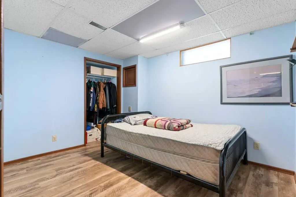 87 Hillgrove Drive SW Calgary AB T2V 3L8