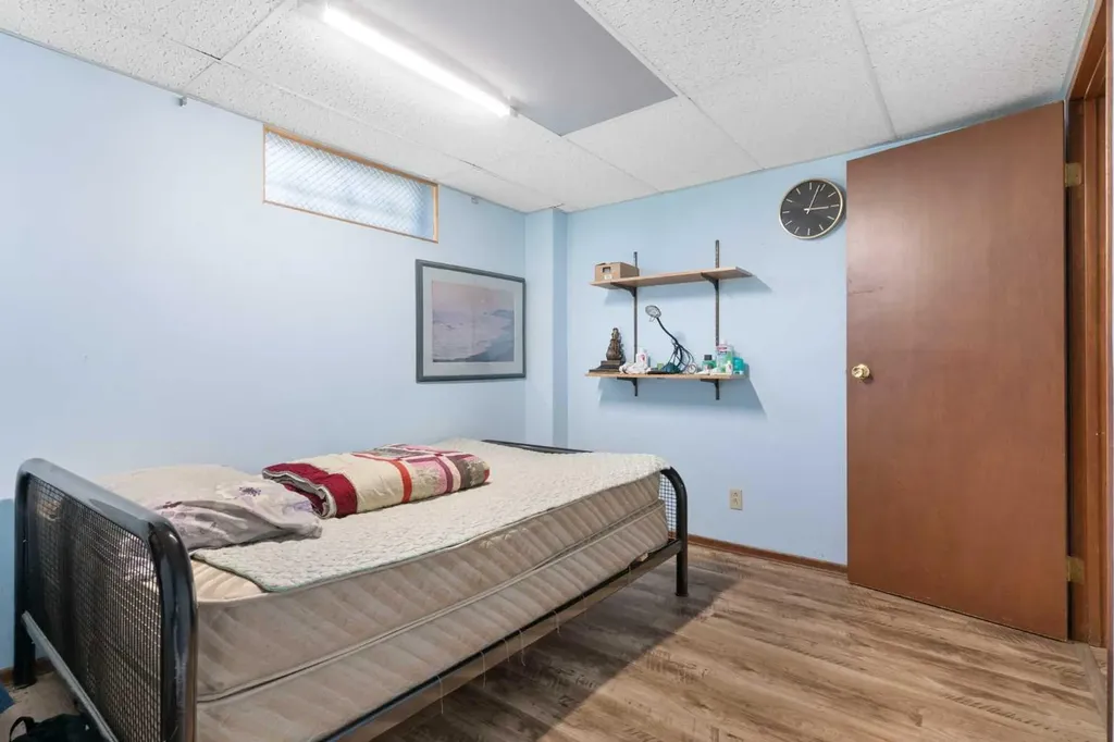 87 Hillgrove Drive SW Calgary AB T2V 3L8