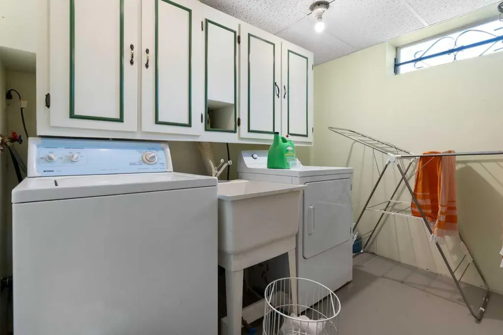 87 Hillgrove Drive SW Calgary AB T2V 3L8