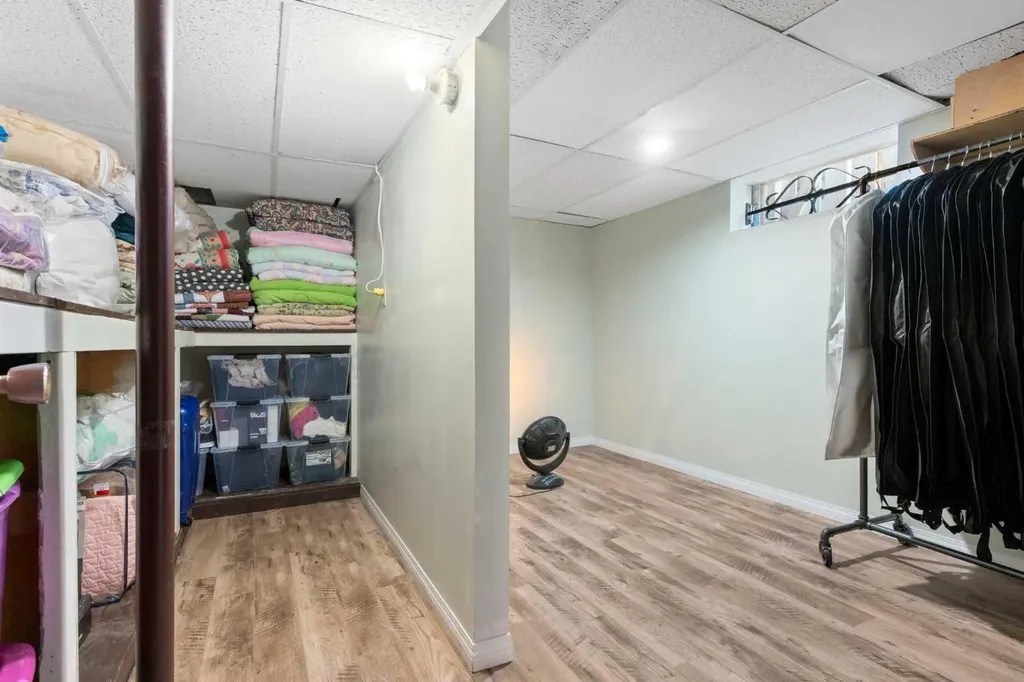 87 Hillgrove Drive SW Calgary AB T2V 3L8