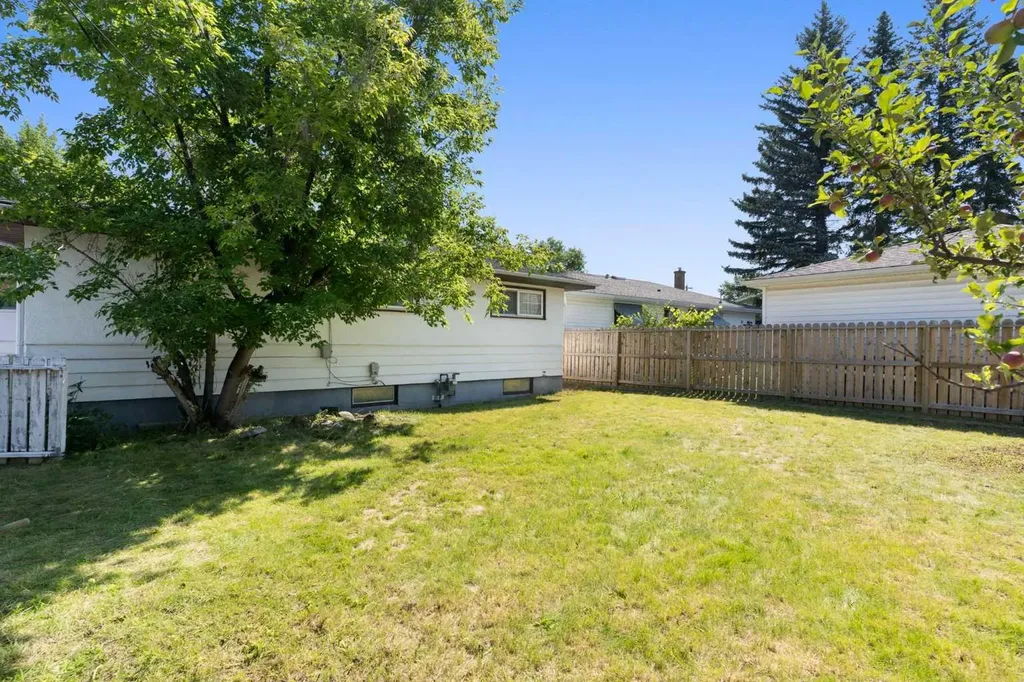 87 Hillgrove Drive SW Calgary AB T2V 3L8