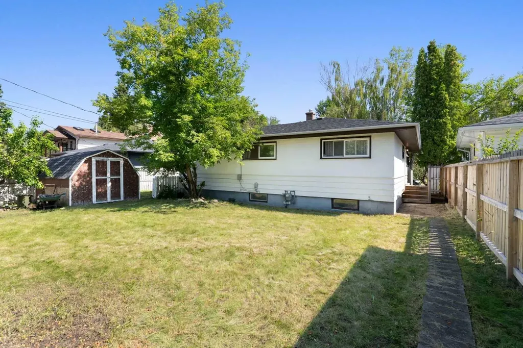 87 Hillgrove Drive SW Calgary AB T2V 3L8