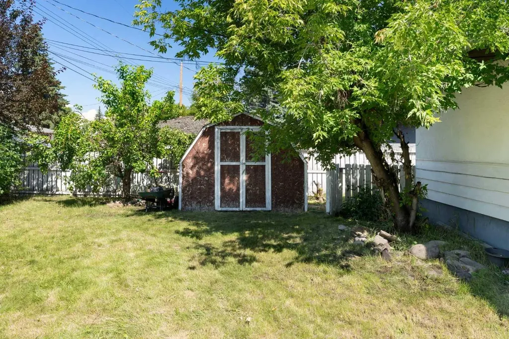 87 Hillgrove Drive SW Calgary AB T2V 3L8