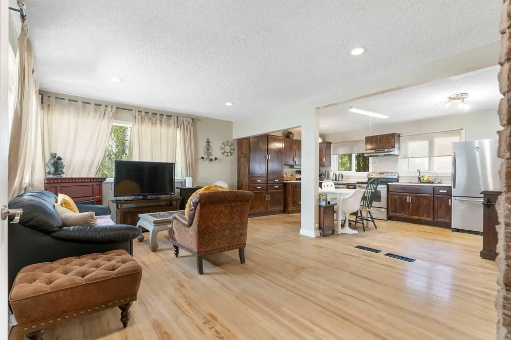 87 Hillgrove Drive SW Calgary AB T2V 3L8