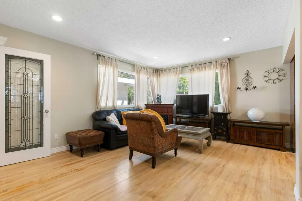 87 Hillgrove Drive SW Calgary AB T2V 3L8