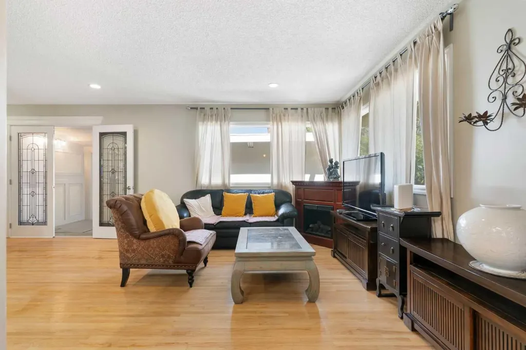 87 Hillgrove Drive SW Calgary AB T2V 3L8