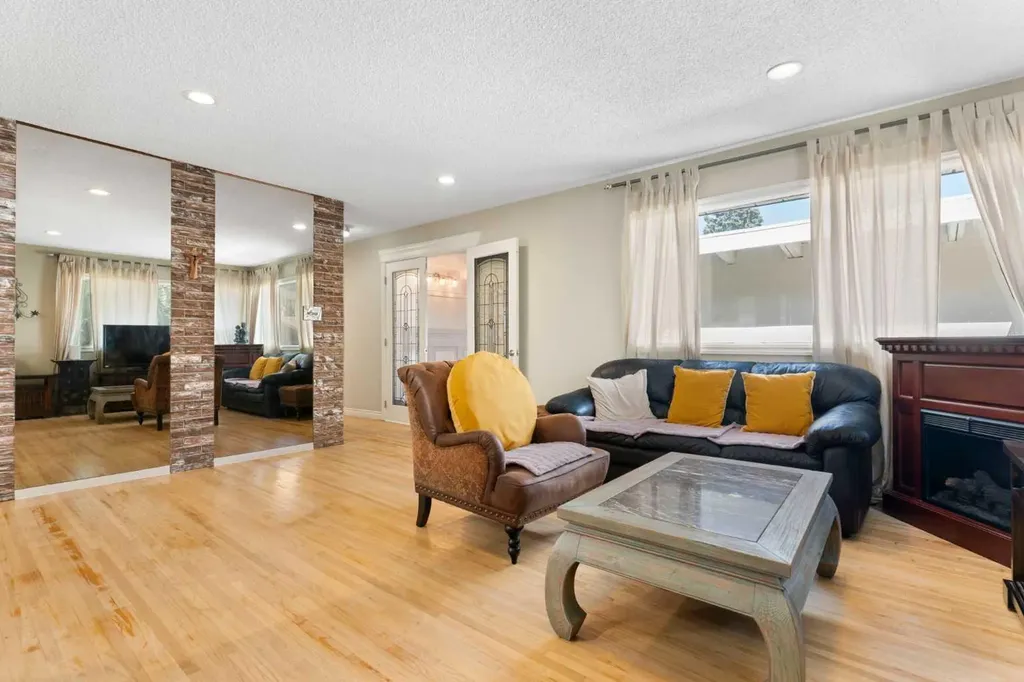 87 Hillgrove Drive SW Calgary AB T2V 3L8