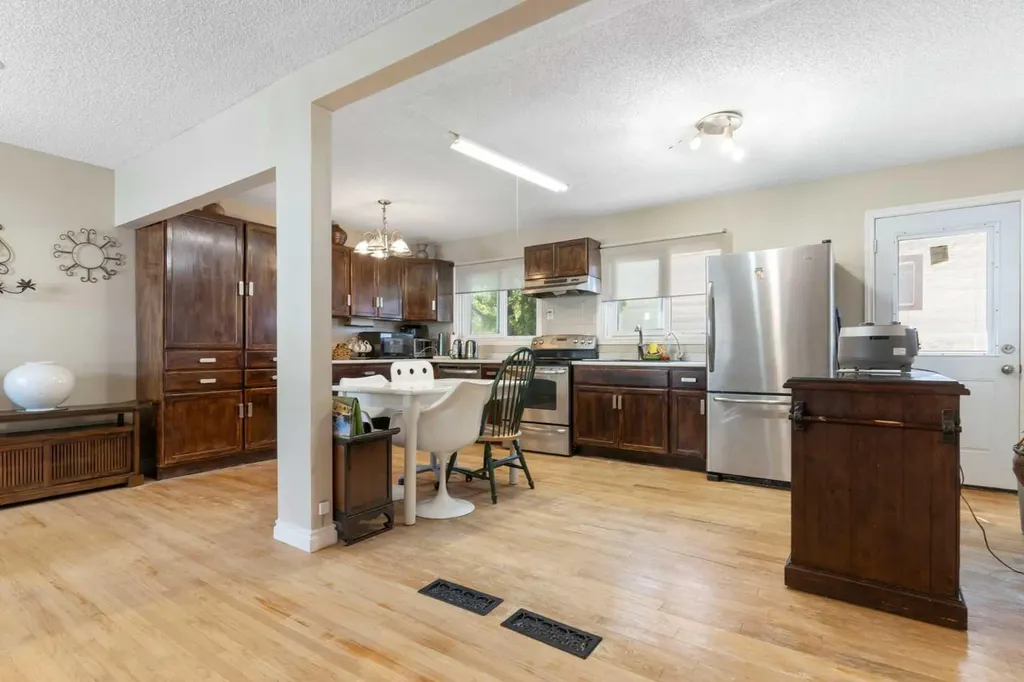 87 Hillgrove Drive SW Calgary AB T2V 3L8