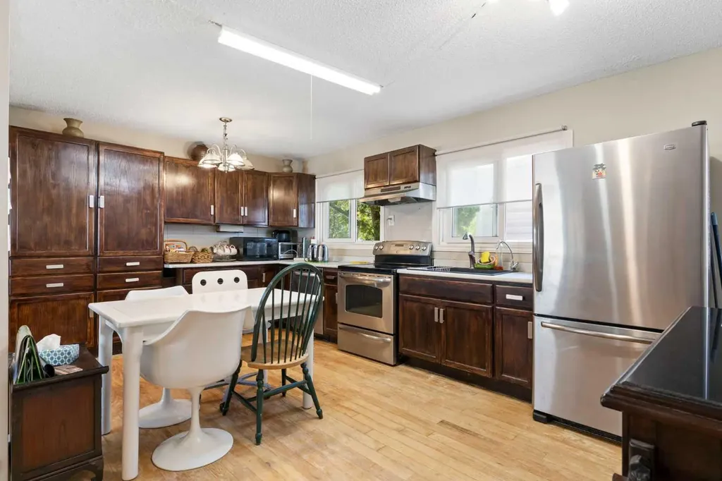 87 Hillgrove Drive SW Calgary AB T2V 3L8