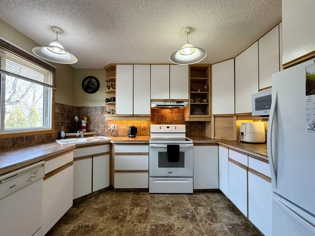 2409 20 Street N Lethbridge AB T1H 4T9