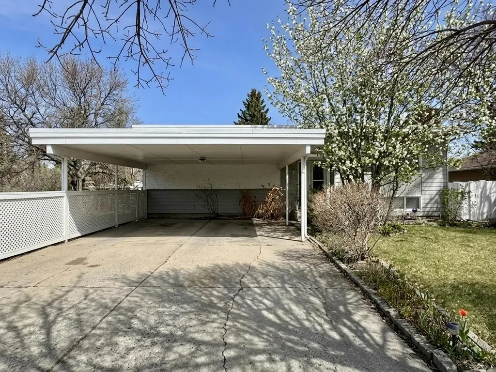 2409 20 Street N Lethbridge AB T1H 4T9