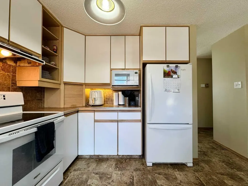 2409 20 Street N Lethbridge AB T1H 4T9