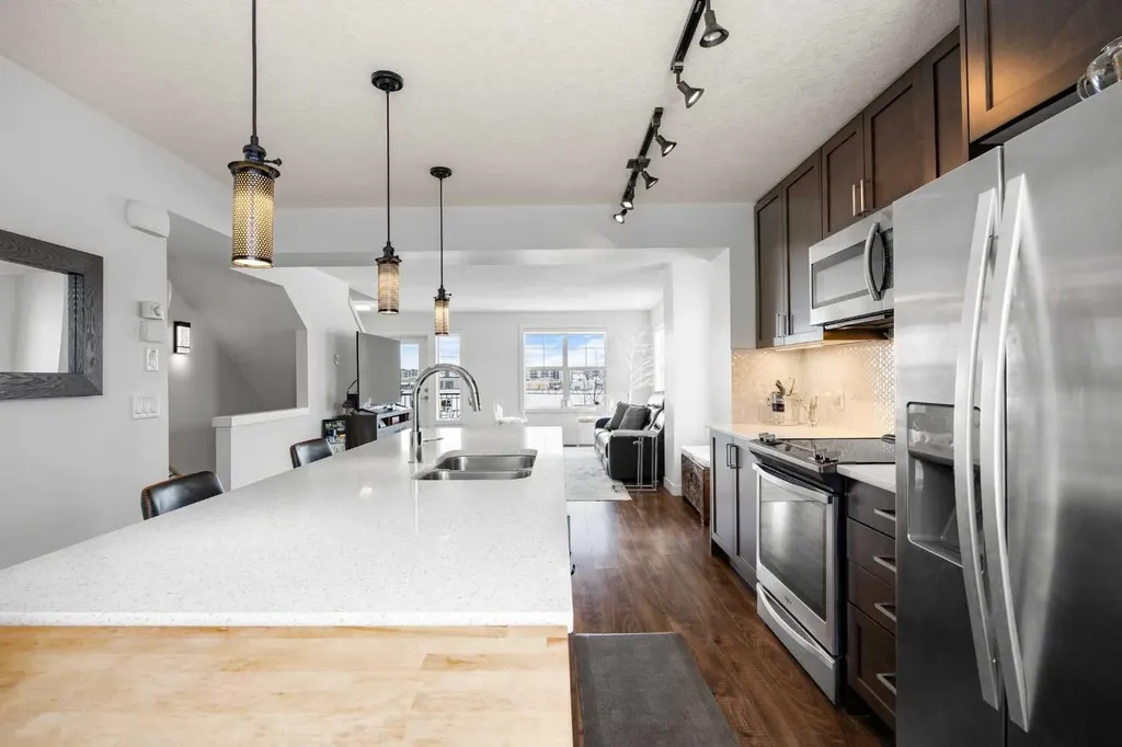 111 Evanscrest Gardens NW Calgary AB T3P 0S1