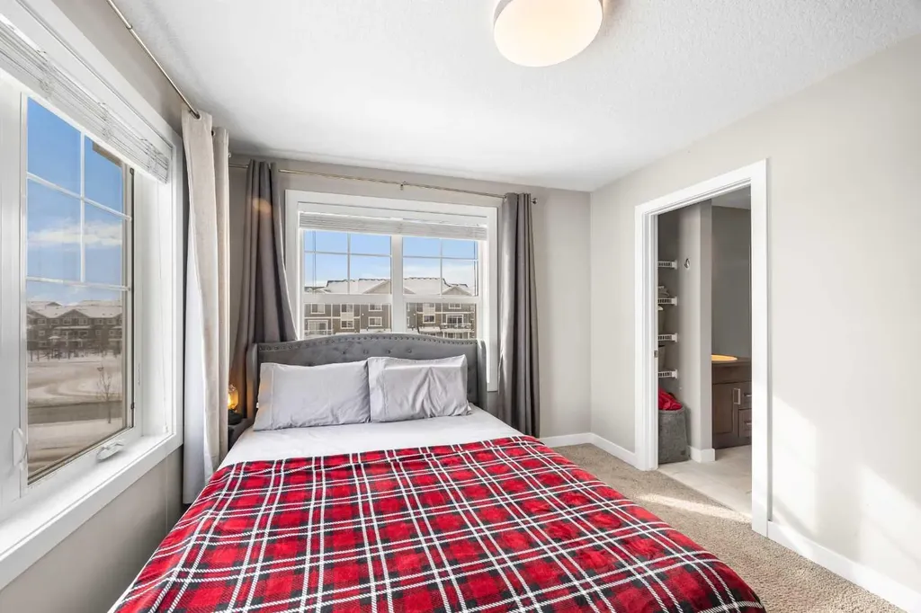 111 Evanscrest Gardens NW Calgary AB T3P 0S1