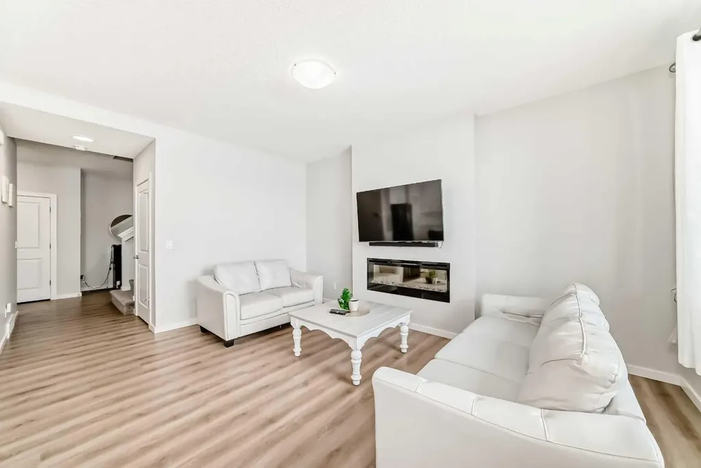 464 Lawthorn Way SE Airdrie AB T4A 3M8