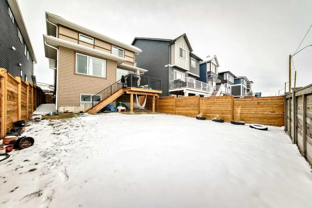464 Lawthorn Way SE Airdrie AB T4A 3M8