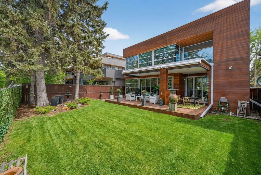 31 Windsor Crescent SW Calgary AB T2V1V5