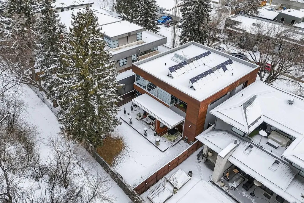31 Windsor Crescent SW Calgary AB T2V1V5