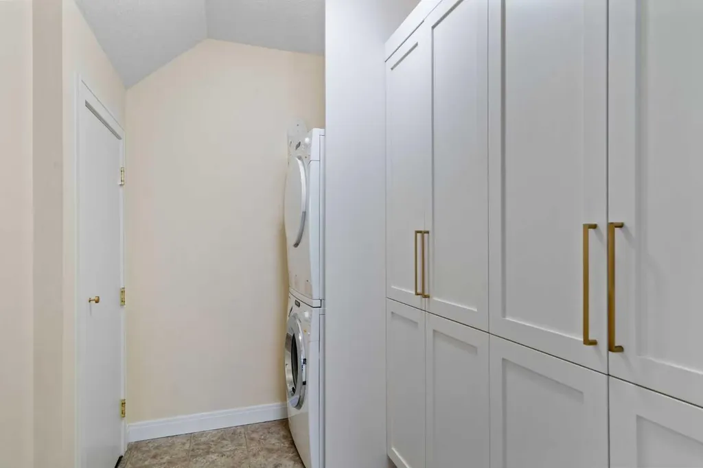 881 15 Avenue SW Calgary AB T2R 1R8