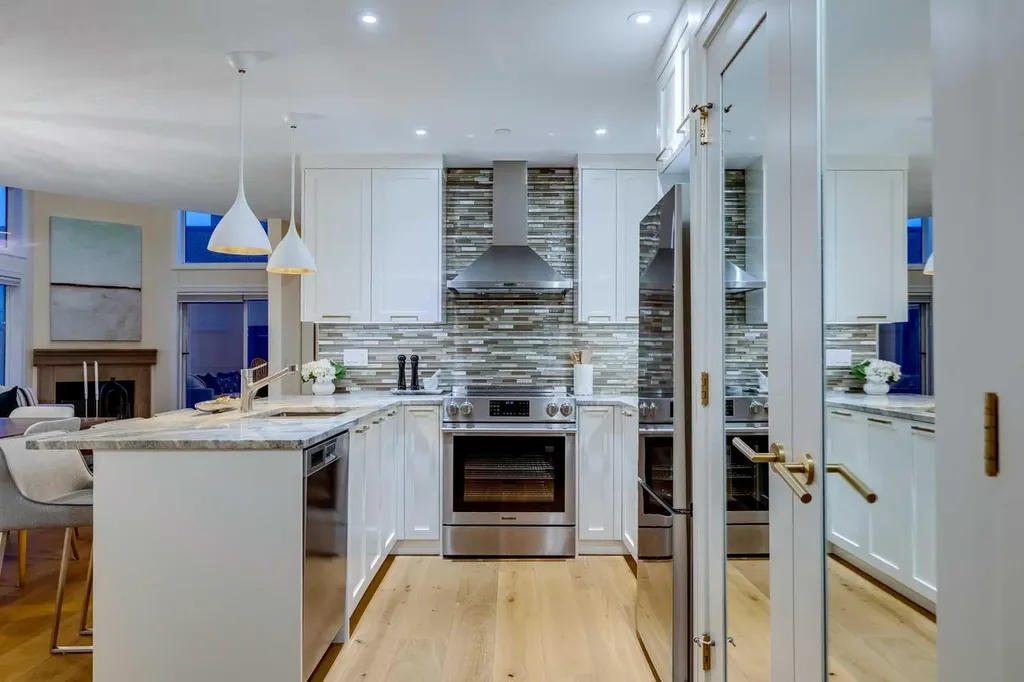 881 15 Avenue SW Calgary AB T2R 1R8