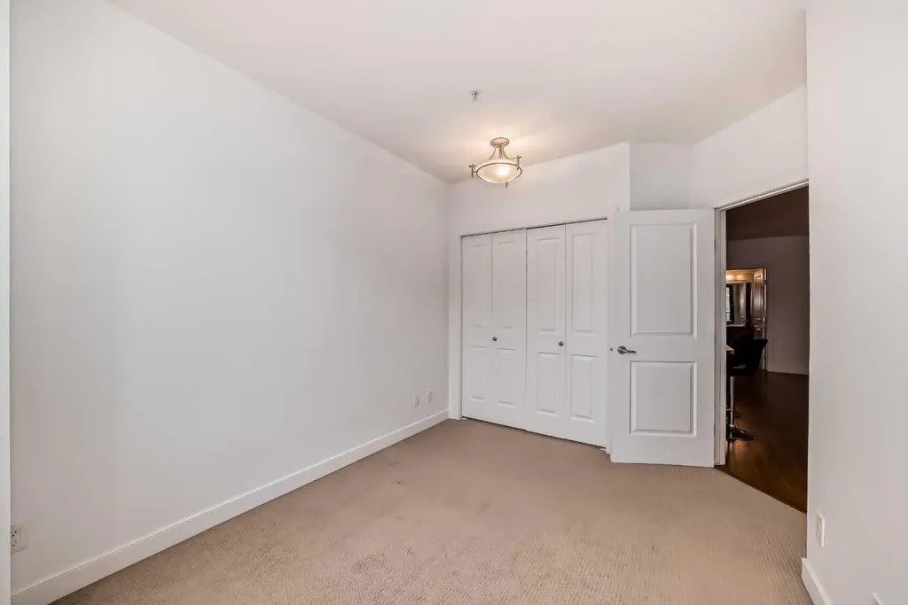 328 21 Avenue SW Calgary AB T2R 0E2