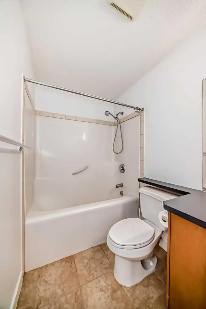 328 21 Avenue SW Calgary AB T2R 0E2