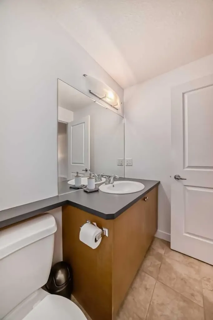 328 21 Avenue SW Calgary AB T2R 0E2