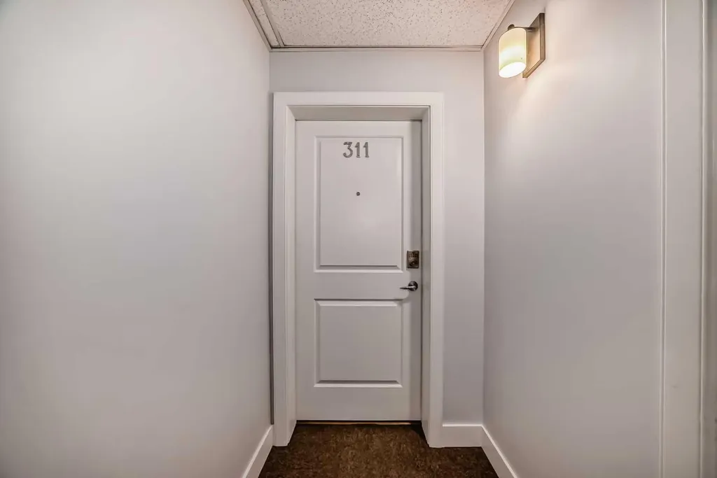 328 21 Avenue SW Calgary AB T2R 0E2