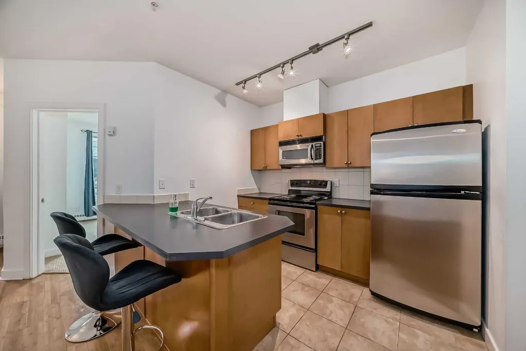 328 21 Avenue SW Calgary AB T2R 0E2