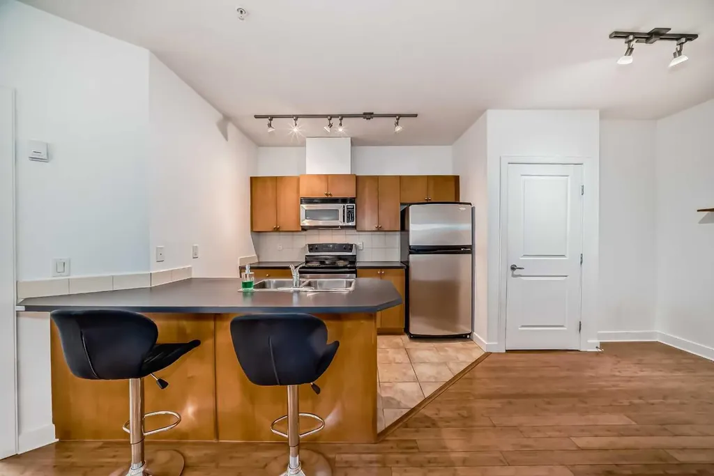 328 21 Avenue SW Calgary AB T2R 0E2