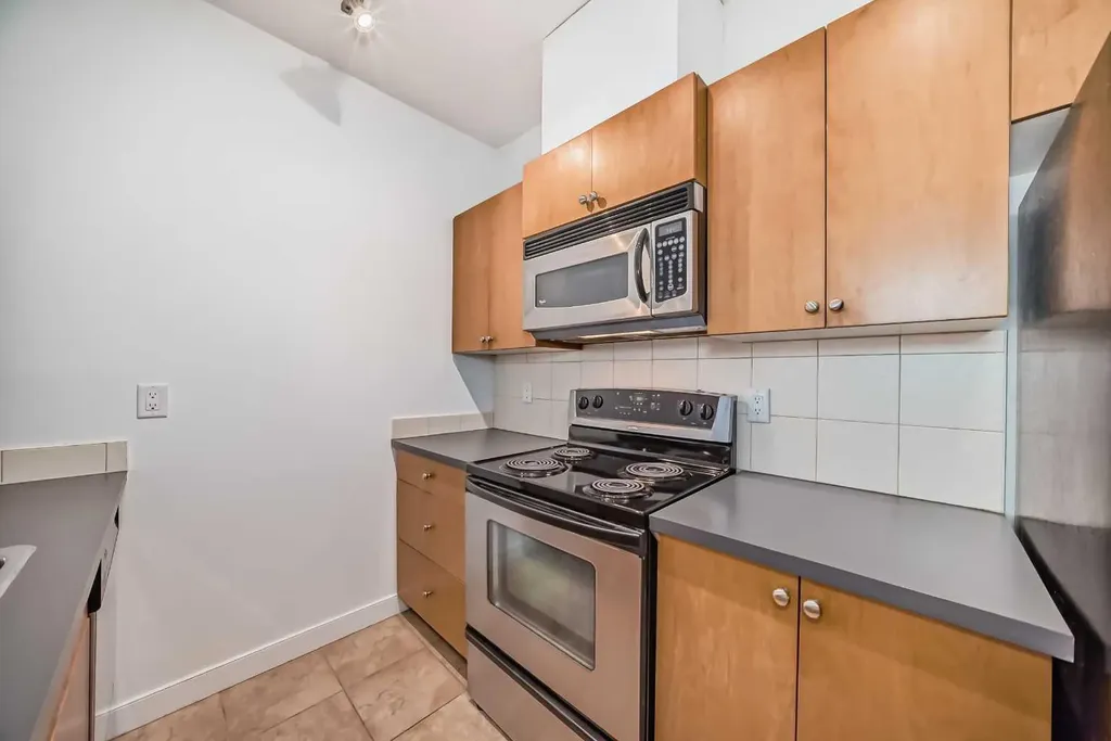 328 21 Avenue SW Calgary AB T2R 0E2