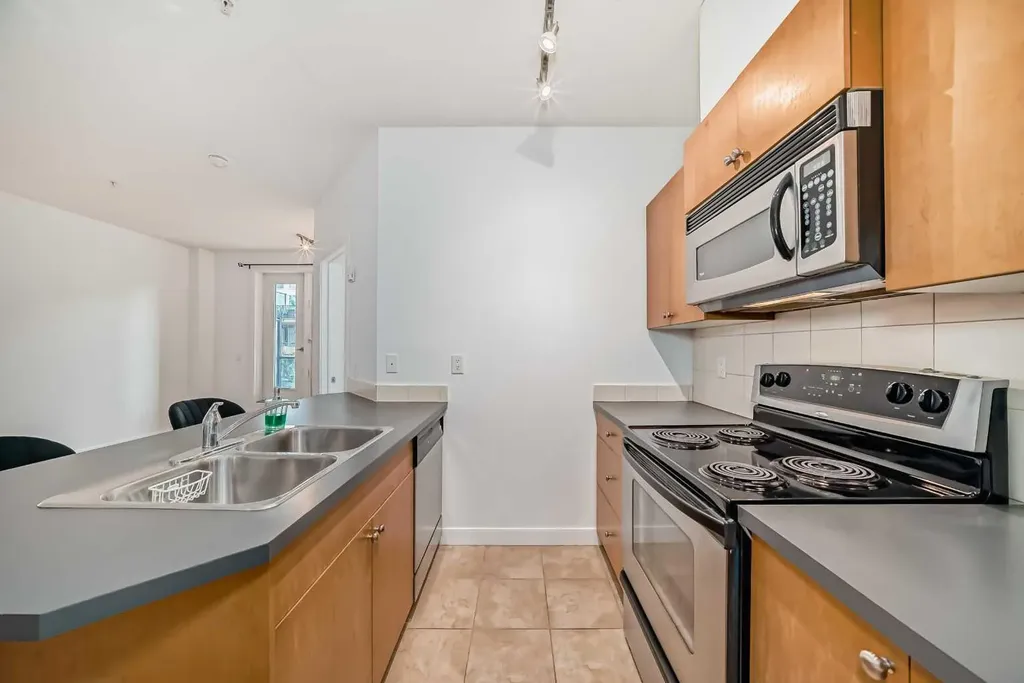 328 21 Avenue SW Calgary AB T2R 0E2