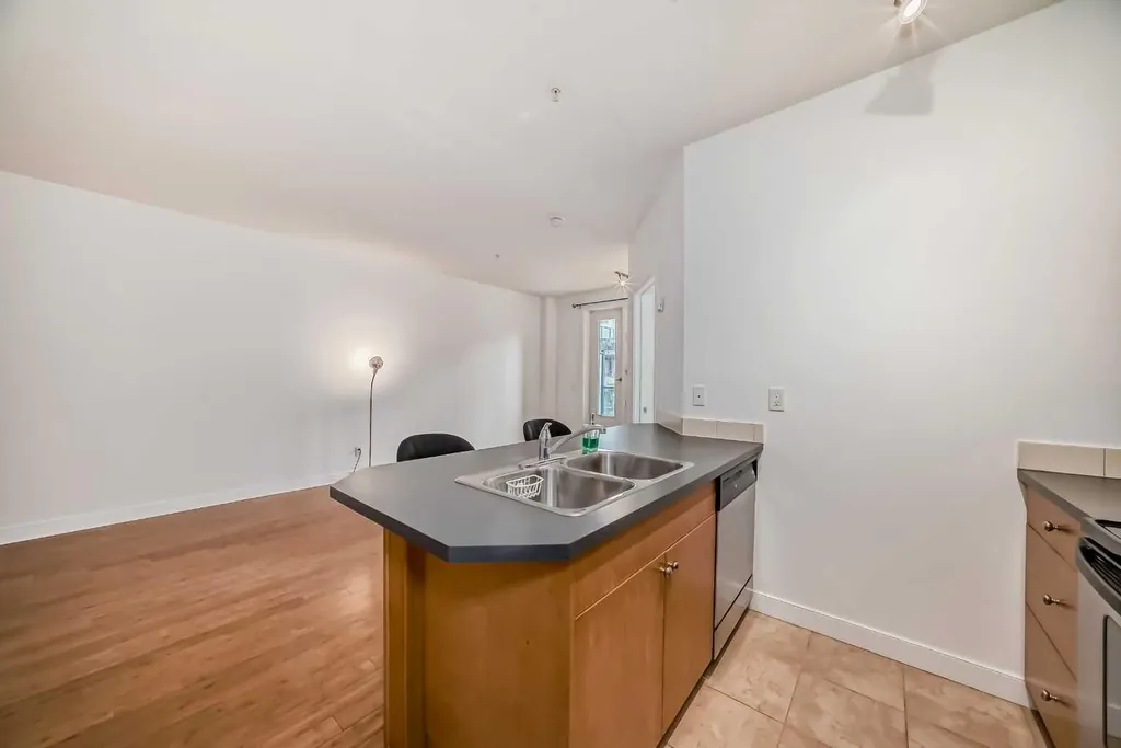 328 21 Avenue SW Calgary AB T2R 0E2