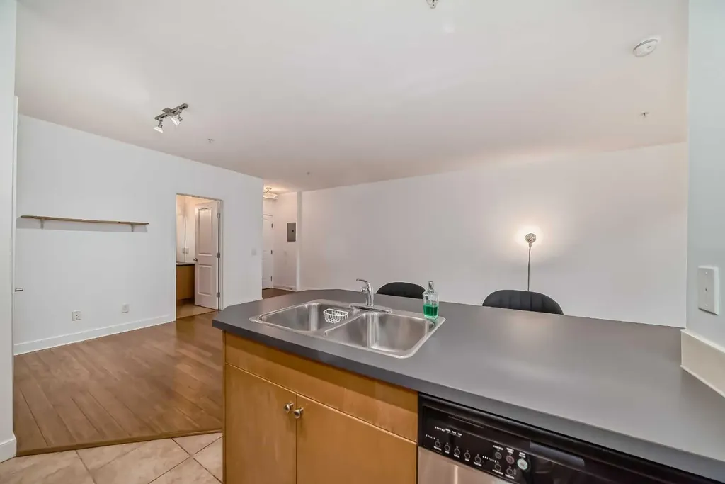 328 21 Avenue SW Calgary AB T2R 0E2