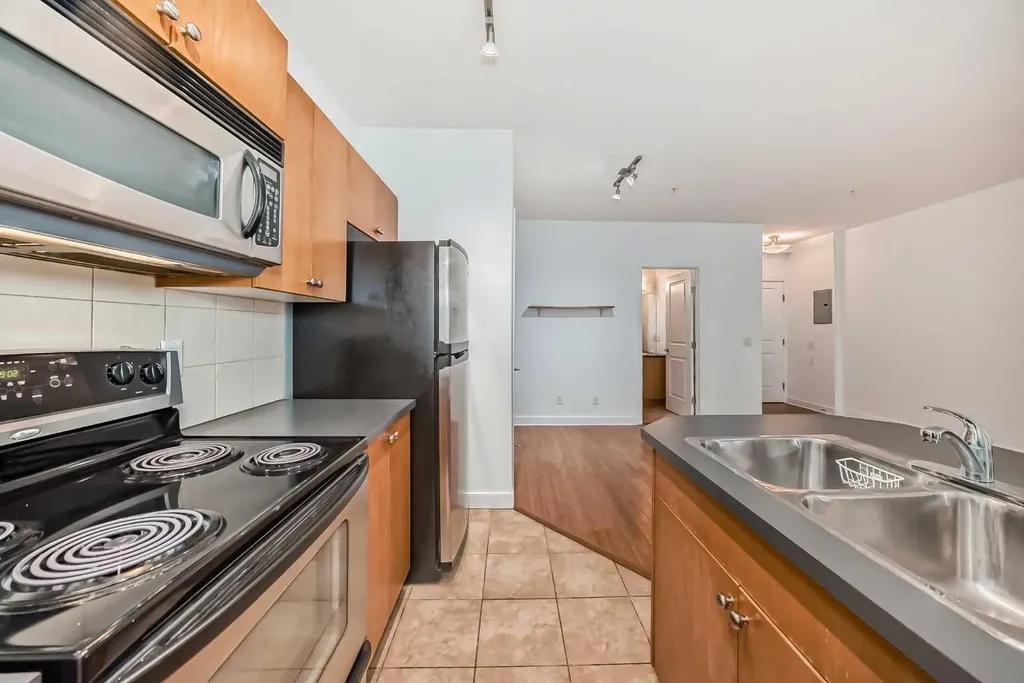 328 21 Avenue SW Calgary AB T2R 0E2