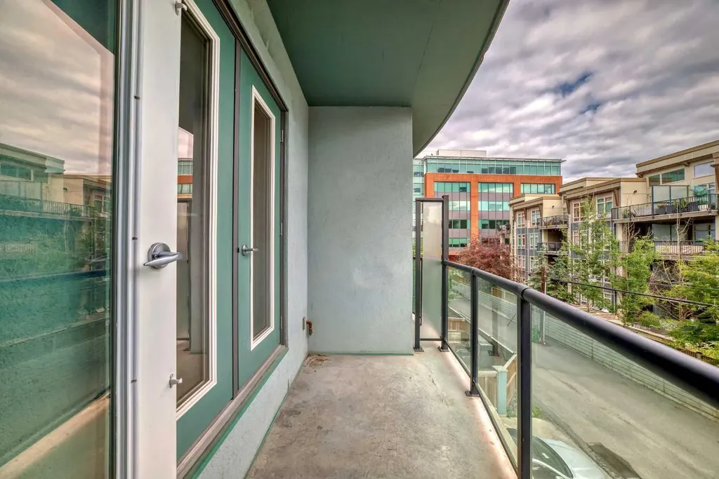 328 21 Avenue SW Calgary AB T2R 0E2