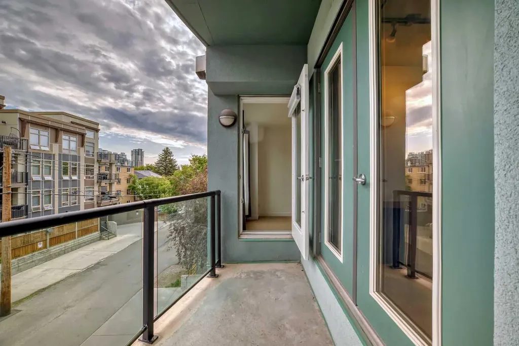 328 21 Avenue SW Calgary AB T2R 0E2