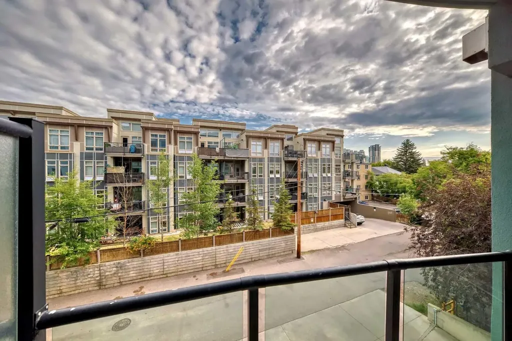 328 21 Avenue SW Calgary AB T2R 0E2